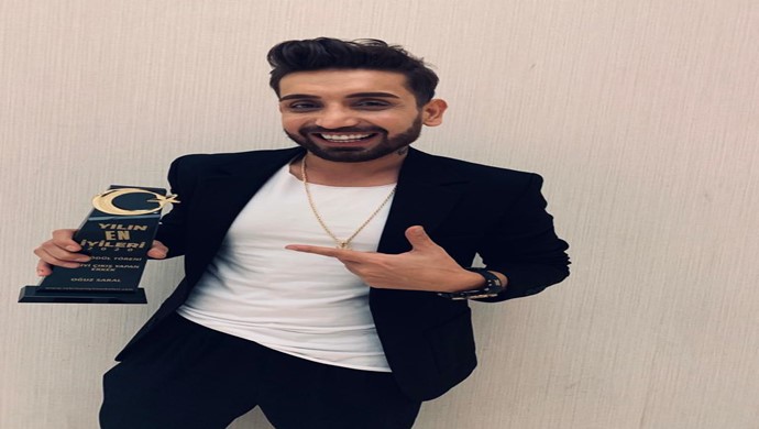 OĞUZ SARAL “HEVES” ŞARKISIYLA EN İYİ ÇIKIŞ YAPAN ERKEK SANATÇI ÖDÜLÜNÜ ALDI!