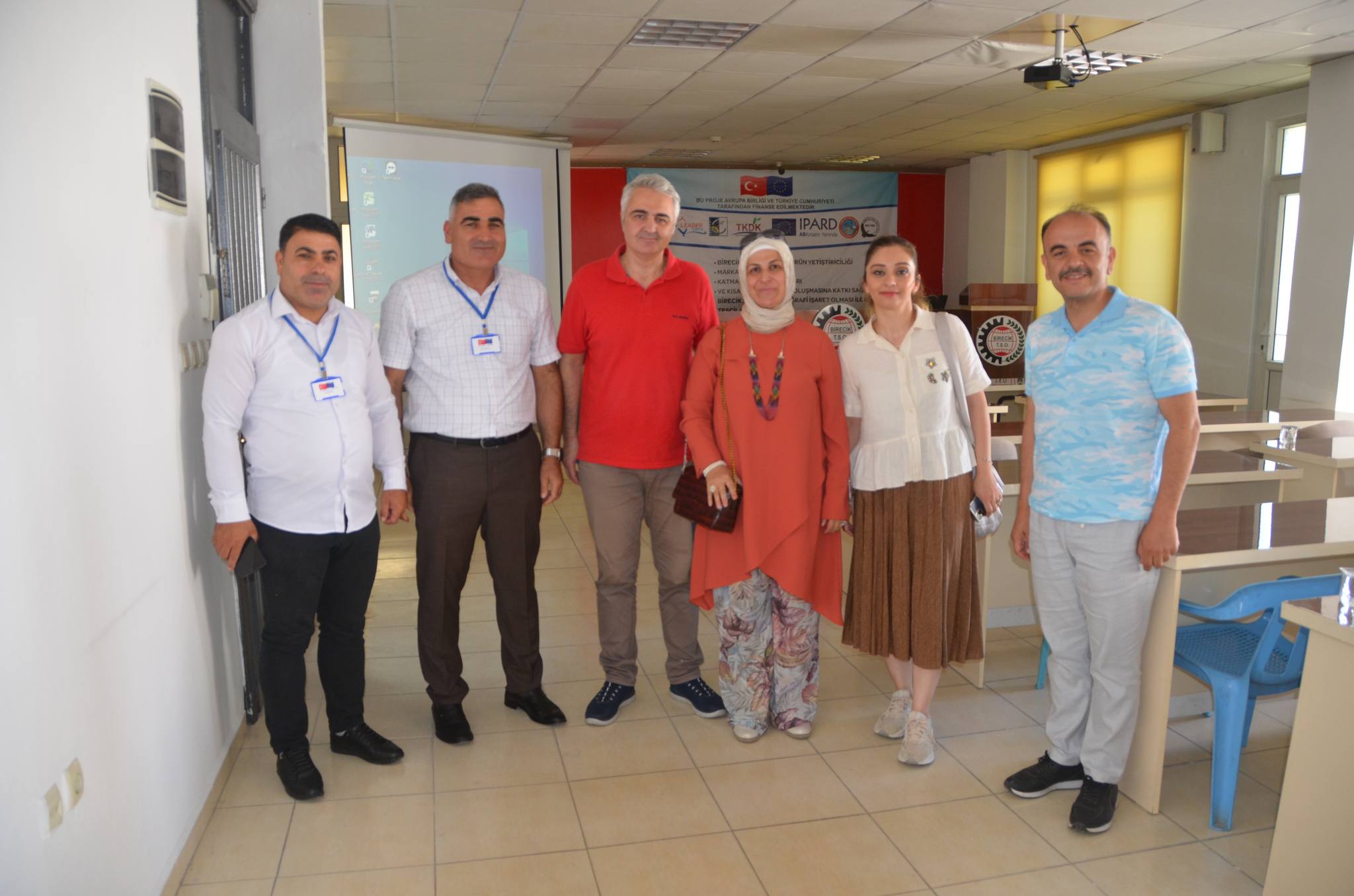 Bir 6 kişi, gülümseyen insanlar ve hastane görseli olabilir