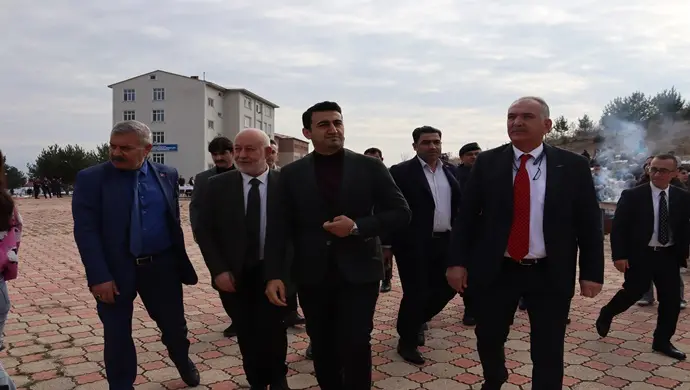 Giresun Üniversitesi Şebinkarahisar Yerleşkesinde Geleneksel Hamsi Şenliğine yüzlerce kişi katıldı