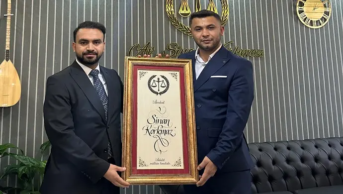 AVUKAT HÜSEYİN ARSLANOĞLU`NDAN AVUKAT SİNAN KORKMAZ `A ANLAMLI ZİYARET